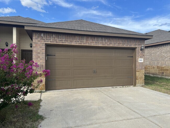 Building Photo - Spacious 3BR/2BA Duplex with Private Yard ... Rental