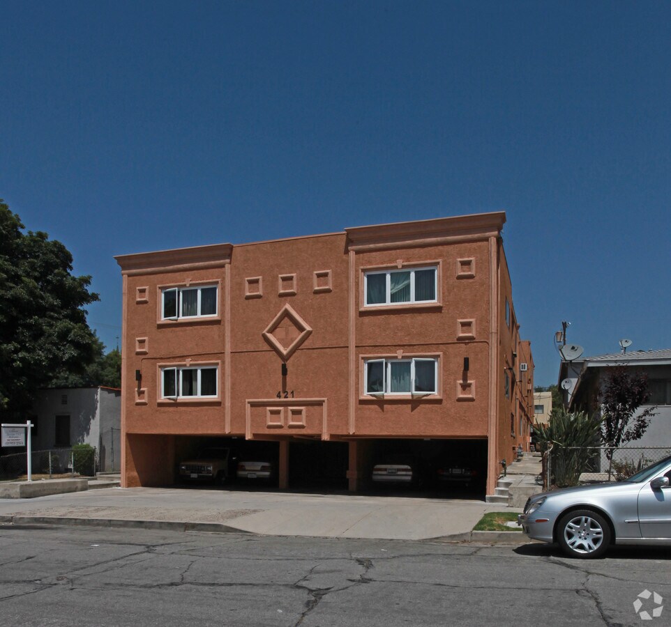 Photo - 421 E Elmwood Ave Apartments