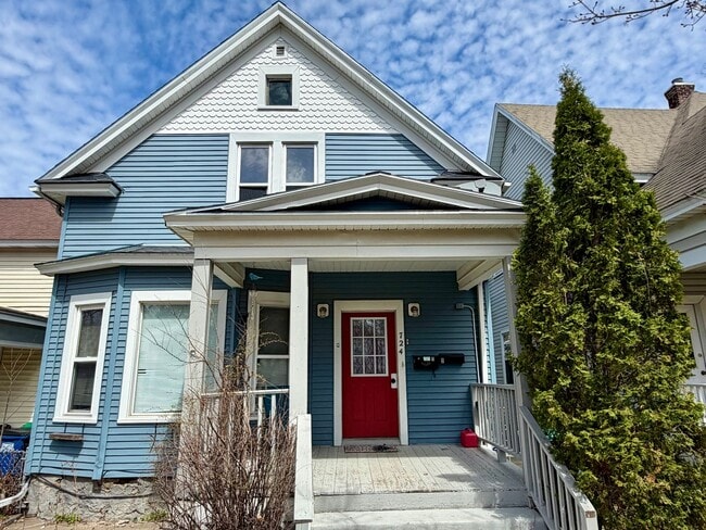 Building Photo - 724 Washington St Unit Upper