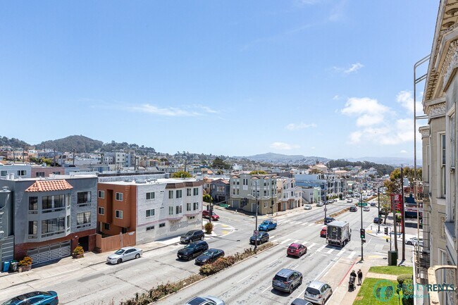 Photo - Sunset: Large Top Floor Studio Apartment with Views, Onsite Laundry & Optional Parking Unidad 2275 19th Avenue #17