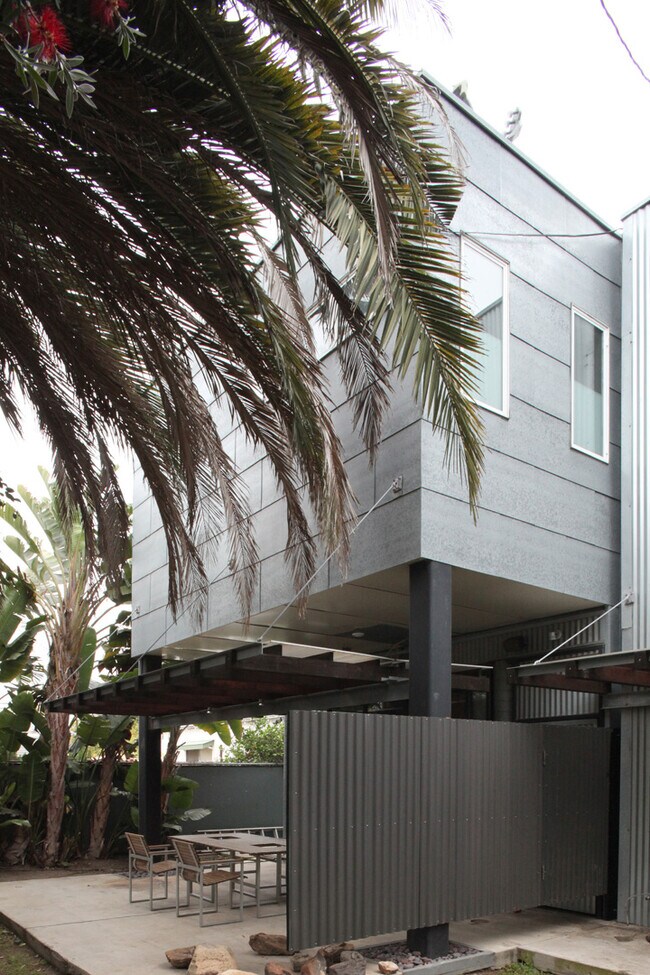 La parte trasera de la unidad - 12915 Greene Ave