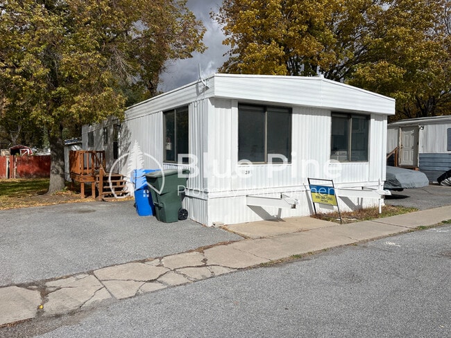 Building Photo - 925 Wilson Ave