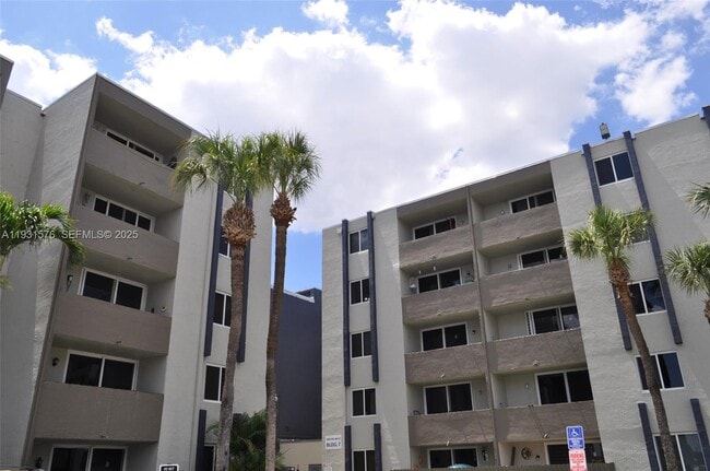 Building Photo - 10090 NW 80th Ct Unit 1354