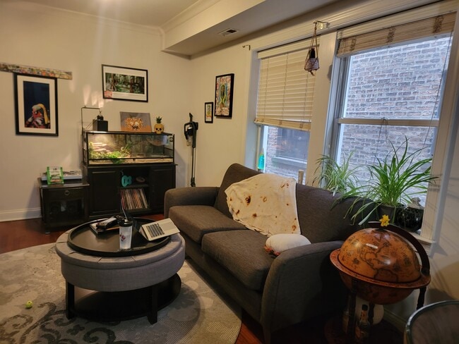 7627 N Greenview Ave Unit 2E