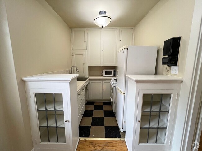 Building Photo - Spacious studio in great historic building... Unit 109 Rental