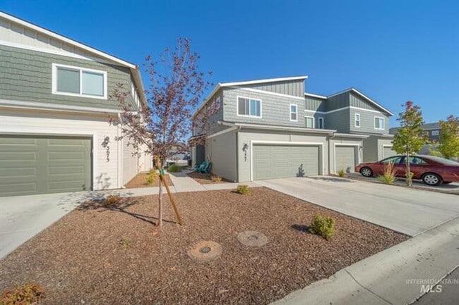 Building Photo - Upscale Townhome Haven: Designer Finishes ...