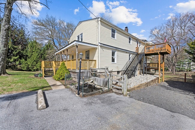 Building Photo - Dolly's