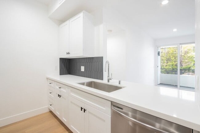 Photo - 1616 N Serrano Ave Unit 103