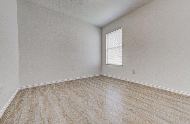 Photo - 205 Mood Lake Dr