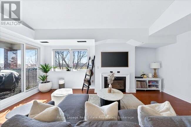 Photo - 75 Bristol Rd E