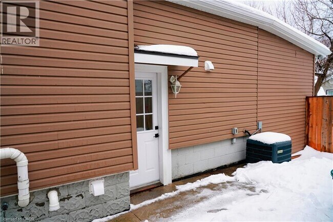 Photo - 93 E 31st St