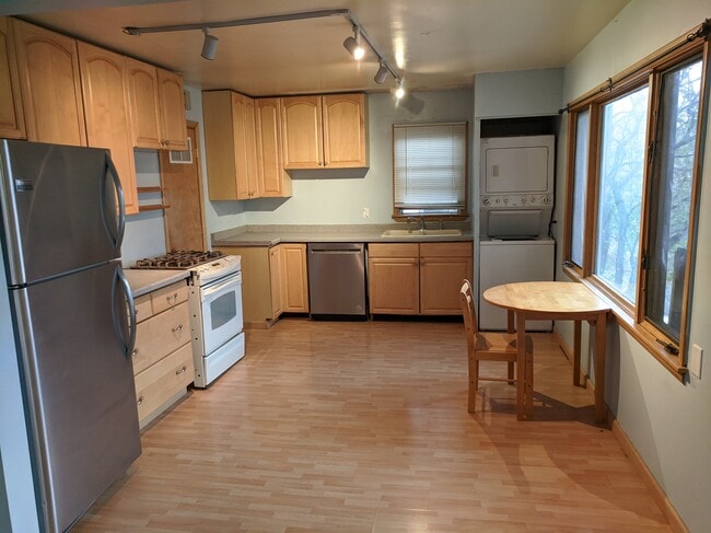 Building Photo - 819 Kenwood Pkwy Unit 11