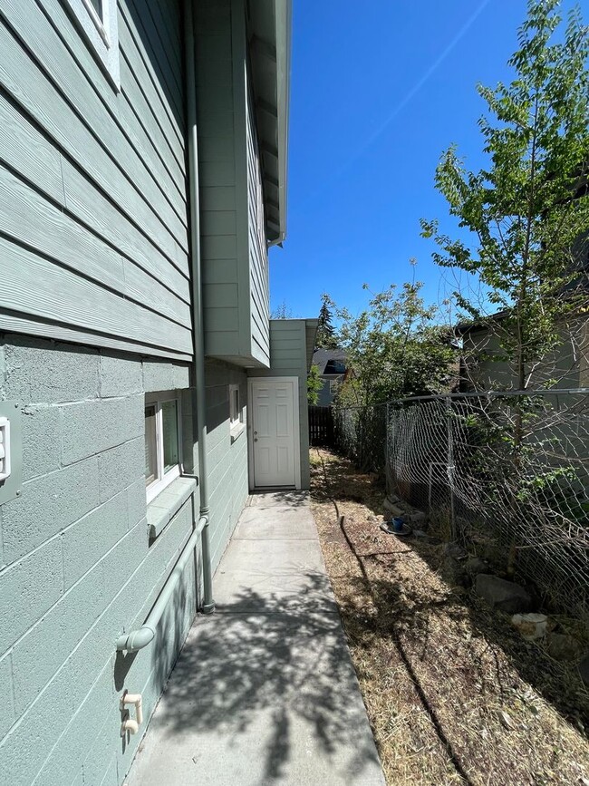 Awesome studio apt downtown with full kitc... - Awesome studio apt downtown with full kitc...