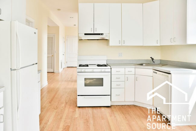 Building Photo - 2318 N Southport Ave