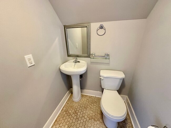 Photo - 2683 Fairfield Ave Unit 3rd Fl
