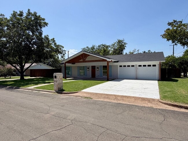 Building Photo - 10801 Rick Dr