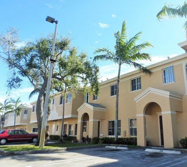 Building Photo - 3926 SW 52nd Ave Rental
