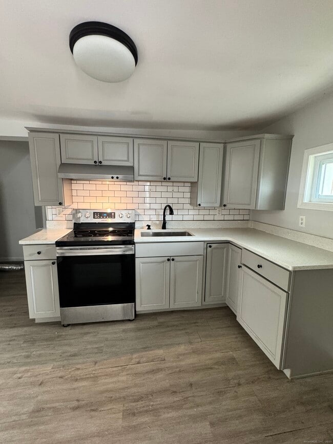 Building Photo - 45 Wood Ave Unit 1st Floor