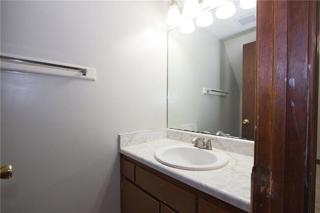 Photo - 948 Waverly Ct