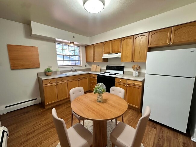 Photo - 3 Bedroom, 2 Bath! with Parking, Washer and Dryer, finished basement! (Comanche)