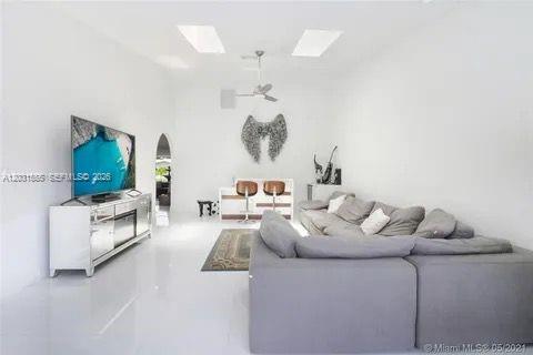 Photo - 270 SE 7th St