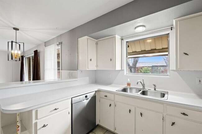 Photo - 7722 Dillon St
