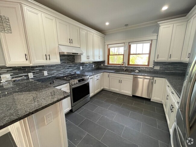 Building Photo - 5-bed + 3.5-bath New Construction Oak Squa... Rental