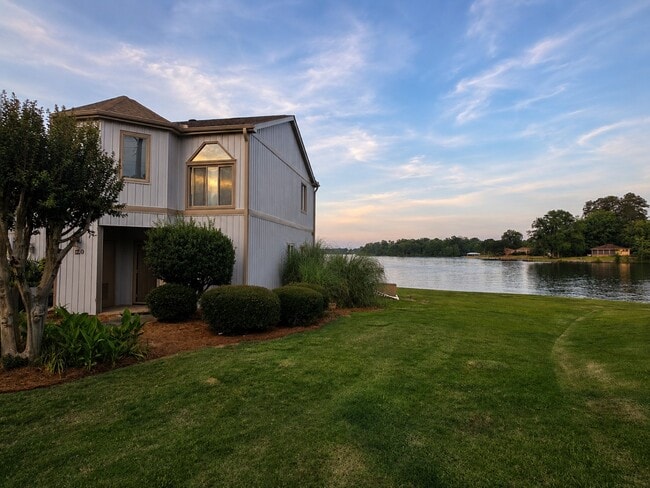 Building Photo - 120 Lake Ridge Dr