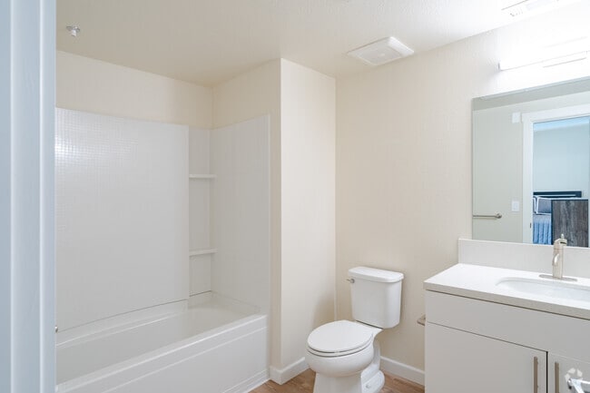 Baño del estudio - Bella Creek Apartments