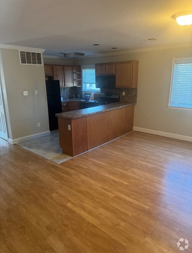 Building Photo - 3225 Victory Blvd Rental