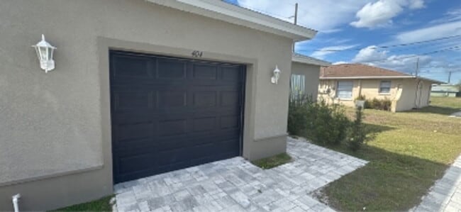 Building Photo - 402 Ne-24 Pl