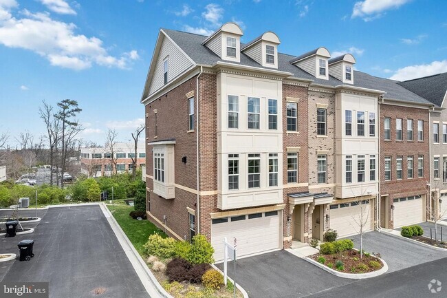 Building Photo - 4 Bed 3 Full 2 Half Bath Townhome in Travi...