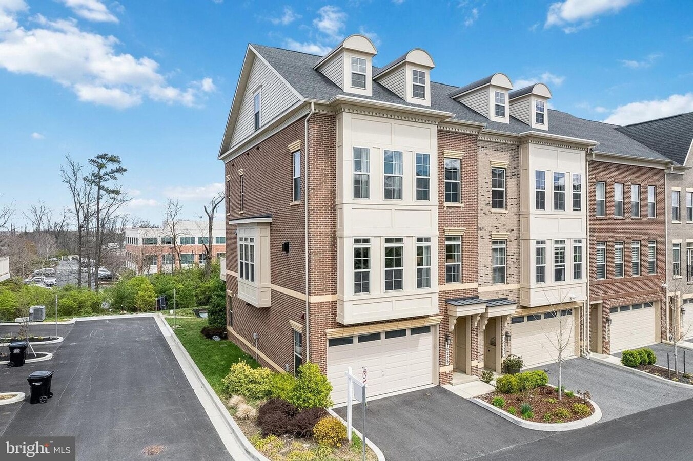 4 Bed 3 Full 2 Half Bath Townhome in Travi... - 4 Bed 3 Full 2 Half Bath Townhome in Travi...