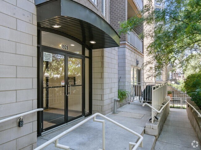Building Photo - 1928 N Kedzie Ave Unit 304 Rental