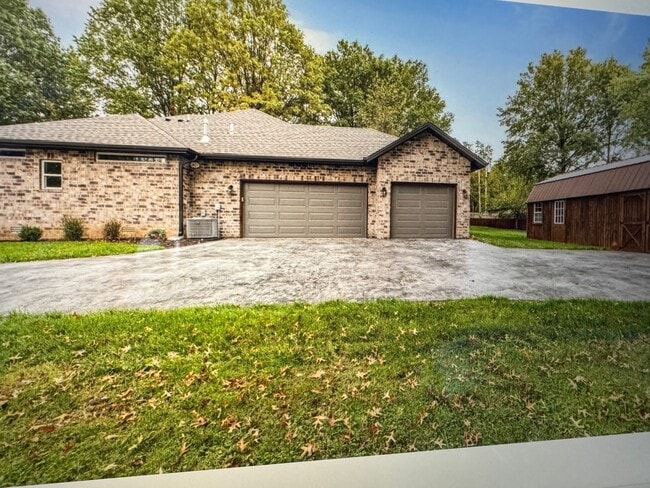 104 W Aven Ave