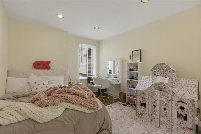 Photo - 1631 W Belle Plaine Ave