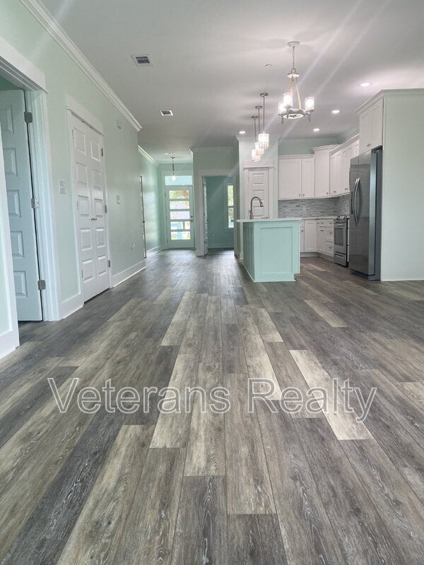 Photo - 127 E 5th St