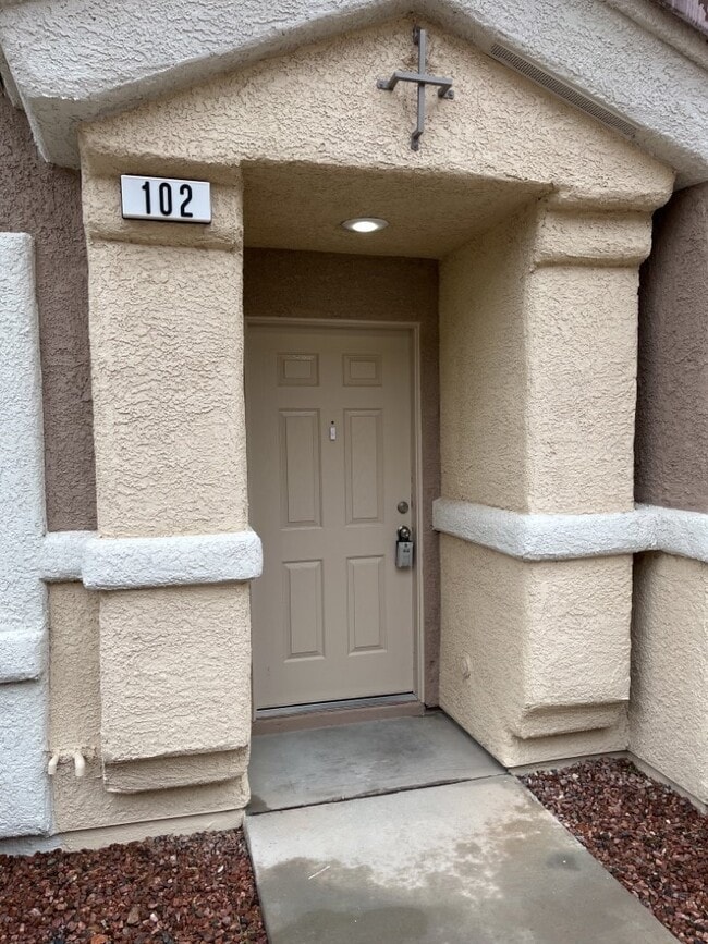 Photo - SPACIOUS 3-BEDROOM 2 1/2 BATH TOWNHOME IN ... Unit #102