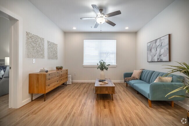 3BR, 2BA - 1,007SF - Living Room