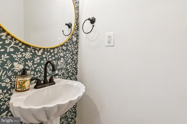 Photo - 3318 Blaine St NE