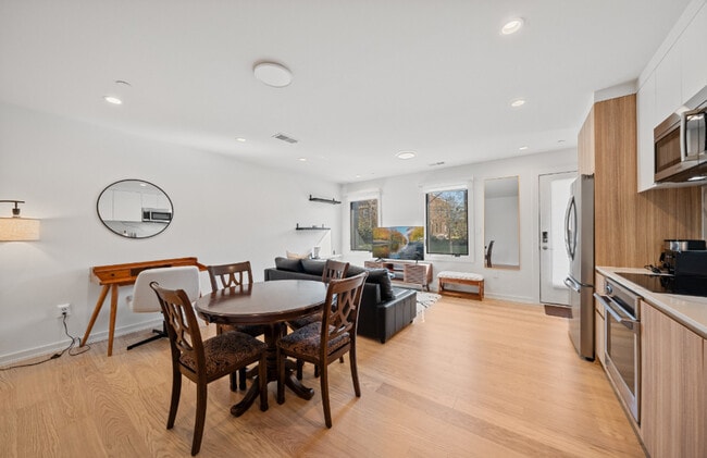 Photo - 2216 40th Pl NW Unidad ID1094231P