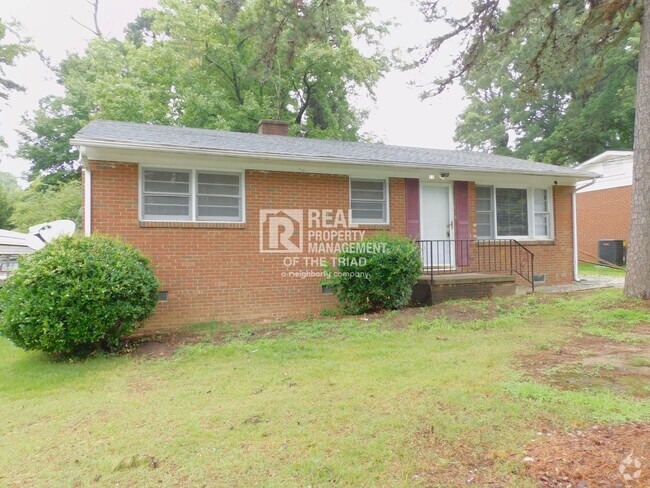 Building Photo - 3 Bedroom Home with New Carpet & New Paint...