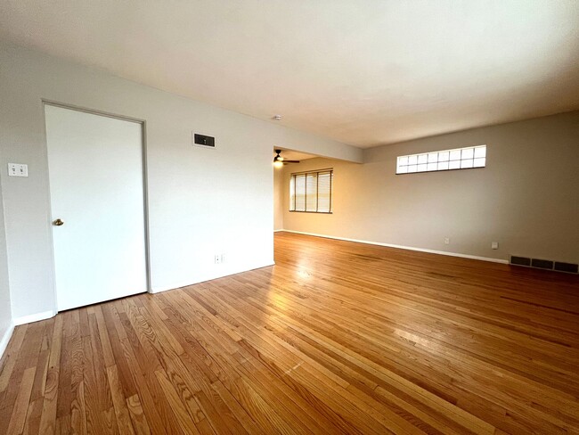 Photo - 5012-5014 Jamieson Unit 5012 Jamieson