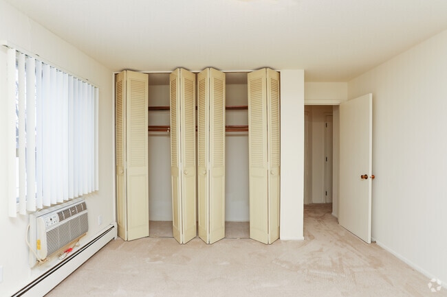 2BR, 1BA - 862 SF