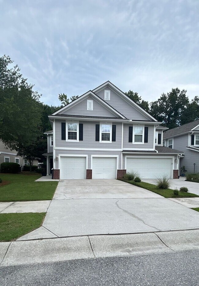 Building Photo - Amazing 3BR Townhome in The Pines at Charleston Park!
