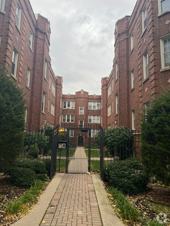 Building Photo - Belmont-Cragin One Bed/1 Bath! Cats welcom... Unit 4848-A1 Rental
