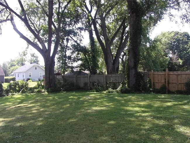 Photo - 223 W Molloy Rd