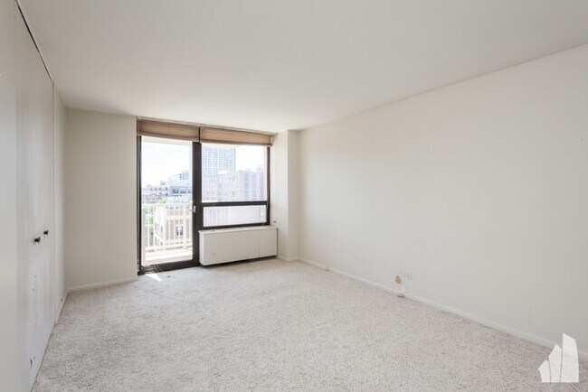 Photo - 3930 N Pine Grove Ave Unit 901