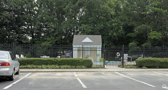 Pool - Colonial Towne Apartments