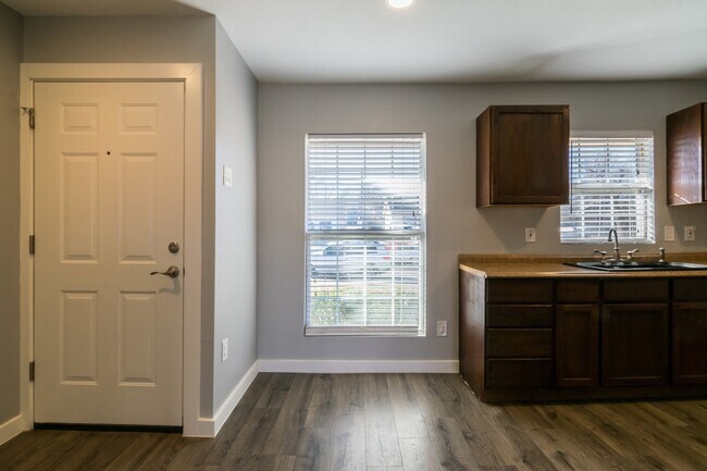 Photo - 1906 Curtis Dr